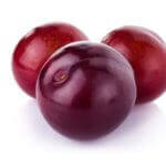 Pflaume - Foto: <a href="https://www.shutterstock.com/de/image-photo/plums-isolated-on-white-290849843" target="_blank" rel="noopener">kaiskynet / shutterstock.com</a> Pflaume