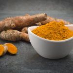 Foto: <a href="https://www.shutterstock.com/de/image-photo/dust-ground-turmeric-on-grey-background-532206178" target="_blank" rel="noopener"> O.Bellini / shutterstock.com</a> Kurkuma