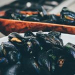 Foto: <a href="https://unsplash.com/photos/AJCN8dyd_7w" target="_blank" rel="nofollow noopener">Nick Karvounis / unsplash.com</a> Miesmuscheln