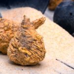 Foto: <a href="https://de.123rf.com/photo_44257112_peruanischer-ginseng-oder-maca-maca-getrocknete-wurzel-und-pulver-auf-holztisch.html" target="_blank" rel="nofollow noopener">vainillaychile / 123rf.com</a> Maca