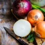 Foto: <a href="https://www.shutterstock.com/de/image-photo/colorful-onions-on-rustic-wooden-background-181087670" target="_blank" rel="nofollow noopener">Alena Haurylik / shutterstock.com</a> Zwiebeln