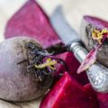 Rote Bete geschält – Vorbereitung in der Küche