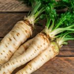 Foto: <a href="https://de.123rf.com/photo_70035786_rohe-petersilienwurzeln-auf-h%C3%B6lzernem-hintergrund.html" target="_blank" rel="nofollow noopener noreferrer">Volodymyr Shevchuk / 123rf.com</a> Petersilienwurzel