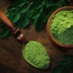 Foto: <a href="https://de.123rf.com/photo_87726542_obenliegende-ansicht-von-moringa-pulver-in-einem-erdigen-topf-auf-dunklem-h%C3%B6lzernem-hintergrund.html" target="_blank" rel="nofollow noopener noreferrer">vm2002 / 123rf.com</a> Moringa