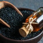 Foto: <a href="https://de.123rf.com/photo_114504574_black-cumin-seeds-in-bowl-with-wooden-spoon-organic-herbal-medicine.html" target="_blank" rel="nofollow noopener noreferrer">Halil Ibrahim Mescioglu / 123rf.com</a> Schwarzkümmelöl