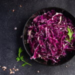 Foto: <a href="https://stock.adobe.com/de/images/purple-cabbage-salad-vegetable-dish-healthy-meal-food-snack-on-the-table-copy-space-food-background-rustic-top-view-keto-or-paleo-diet-veggie-vegan-or-vegetarian-food/563056529" target="_blank" rel="noopener">Alesia Berlezova / stock.adobe.com</a> Rotkohl / purple cabbage salad vegetable dish healthy meal food snack on the table