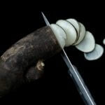 Foto: <a href="https://de.123rf.com/photo_140215302_drei-lange-schwarze-winterrettiche-raphanus-sativus-subsp-niger-und-ein-schnitt-auf-schwarzem-hinter.html" target="_blank" rel="noopener">chassenet / 123rf.com</a> Winterrettich