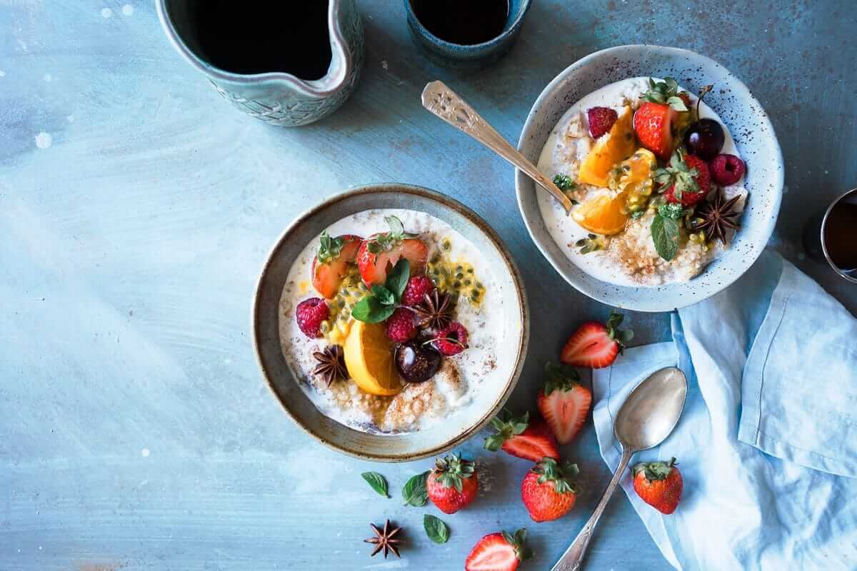 Säure-Basen-Haushalt , two bowls of oatmeal with fruits