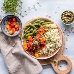 Healthy dish with Quinoa / Teller mit gegrilltem Lachs, grünen Bohnen, Tomaten und Couscous – entzündungshemmende Lebensmittel bei Arthrose
