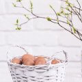 Frohe Ostern / Körbchen mit Eiern