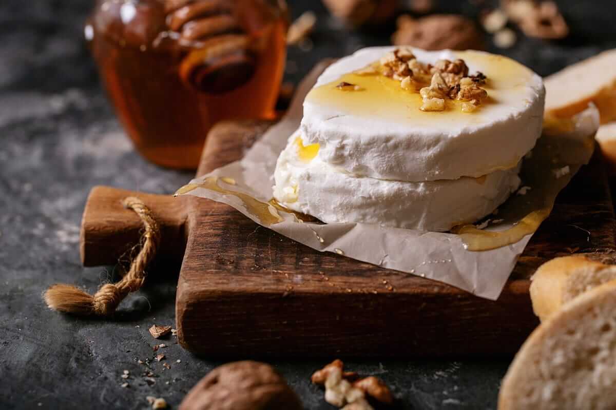 Ziegenkäse (Goat cheese served with honey and walnuts)
