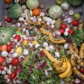 Lebensmittelverschwendung reduzieren (Haufen Lebensmittel im Müll)