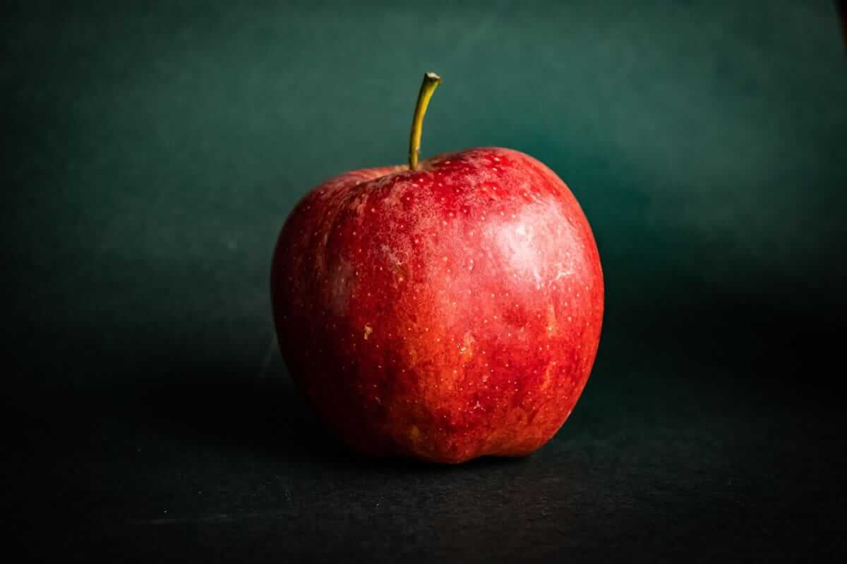Apfel-Rezepte (roter Apfel auf schwarzem Textil)