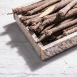 Foto: <a href="https://stock.adobe.com/de/images/bunch-of-raw-scorzonera-or-spanish-salsify-trendy-hard-light-dark-shadow/441053404" target="_blank" rel="noopener">FuzullHanum / stock.adobe.com</a> Haferwurzel (Bunch of raw Scorzonera or Spanish salsify, trendy hard light, dark shadow)