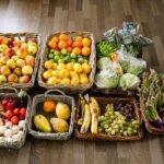 Food Sharing / gerettete Lebensmittel / Körbe voll mit Obst & Gemüse & Salat