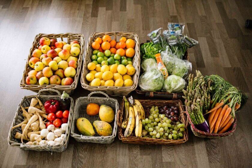 Food Sharing / gerettete Lebensmittel / Körbe voll mit Obst & Gemüse & Salat