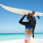 nachhaltige Ernährung, gesundes Altern, Vitalität / Old man carrying a surfboard