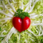 Foto: <a href="https://pixabay.com/de/photos/friseesalat-salat-frisch-2957484/" target="_blank" rel="noopener">congerdesign / pixabay.com</a> Frisée-Endiviensalat mit herzförmiger roter Paprika und Petersilie in der Mitte