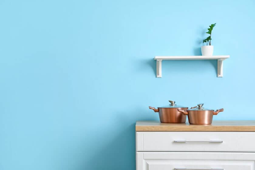 Energie sparen Küche (Zwei Kochtöpfe mit Deckel auf einem Herd – Energiesparen beim Kochen durch richtige Nutzung von Kochgeschirr)