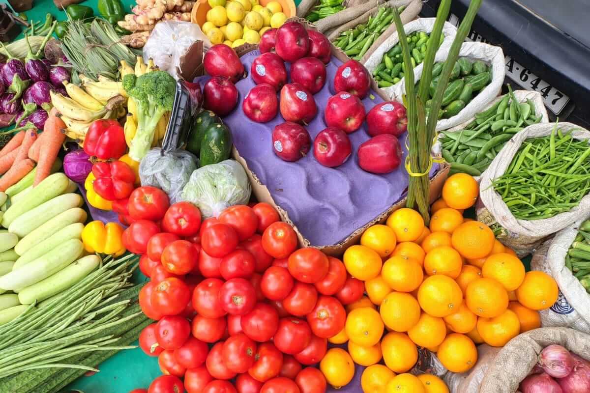 nachhaltige Ernährung, Ernährung im Wandel (Farbenfrohe Vielfalt an frischem Obst und Gemüse auf dem Markt – Symbol für nachhaltige Ernährung und Saisonalität)
