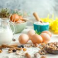 Protein ohne Pulver / Eier, Milch, Quark und Nüsse auf einem hellen Küchentisch – natürliche eiweißreiche Lebensmittel ohne Proteinpulver.