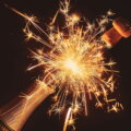 Top 10, Top Artikel, Beiträge / Champagnerflasche mit sprühender Wunderkerze und fliegendem Korken vor dunklem Hintergrund – Symbol für Silvester, Neuanfang und festliche Stimmung.