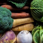 Regionale Superfoods im Dezember (Wintergemüse-Mix aus Wirsing, Pastinaken, Möhren, Steckrübe und Brokkoli – regionale und saisonale Zutaten als natürliche Superfoods im Dezember.)