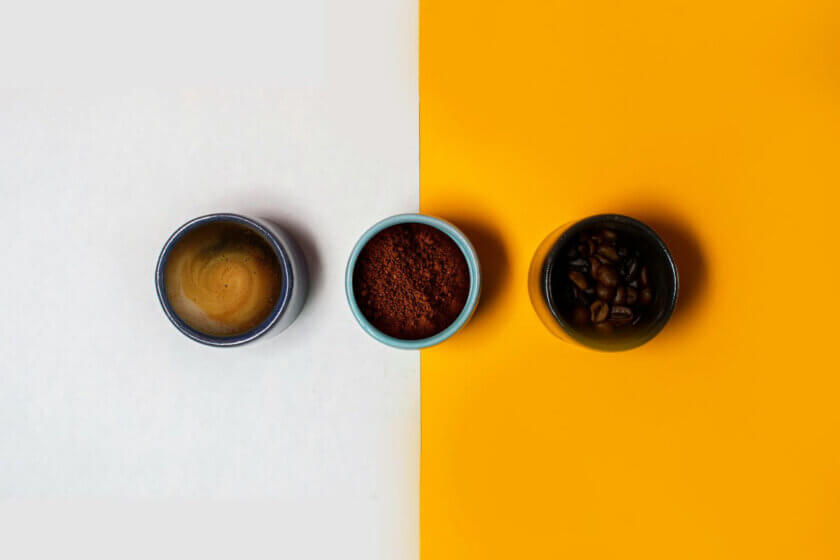 Gewürze, richtig würzen / Drei Gewürzschalen in Reihe auf minimalistischem gelb-weißem Hintergrund – Symbol für reduziertes Würzen in der Küche