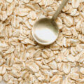 Ballaststoffe (Haferflocken mit Löffel auf hellem Untergrund)