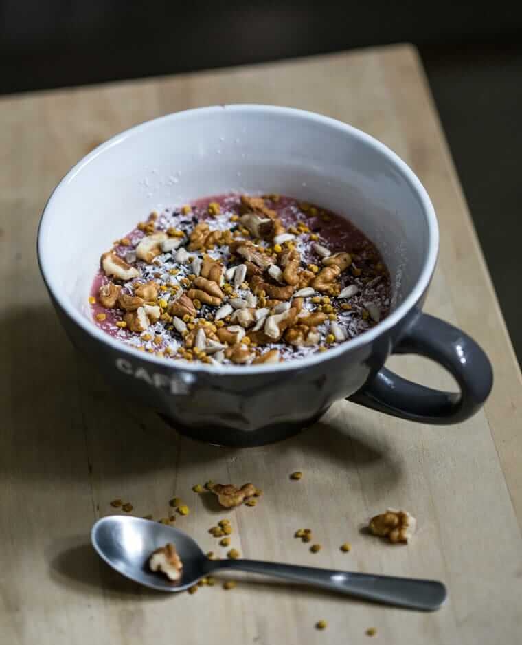 Ballaststoffe / Schale mit ballaststoffreichem Frühstück aus Beeren, Nüssen und Samen