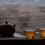 Pu-Erh-Tee (eine Teekanne und zwei Tassen auf einem Tablett)