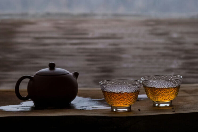 Pu-Erh-Tee (eine Teekanne und zwei Tassen auf einem Tablett)