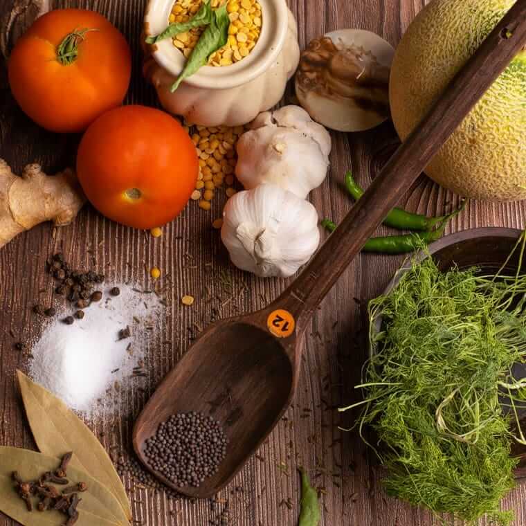 Warum einfache Gerichte oft die bessere Ökobilanz haben einfache Gerichte / Einfache Grundzutaten wie Linsen, Knoblauch und Tomaten – Basis einer pflanzenbasierten Küche mit guter Ökobilanz.