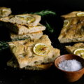 Geschmacksschichten / Focaccia mit Zitrone, Rosmarin, Salz auf dunklem Untergrund
