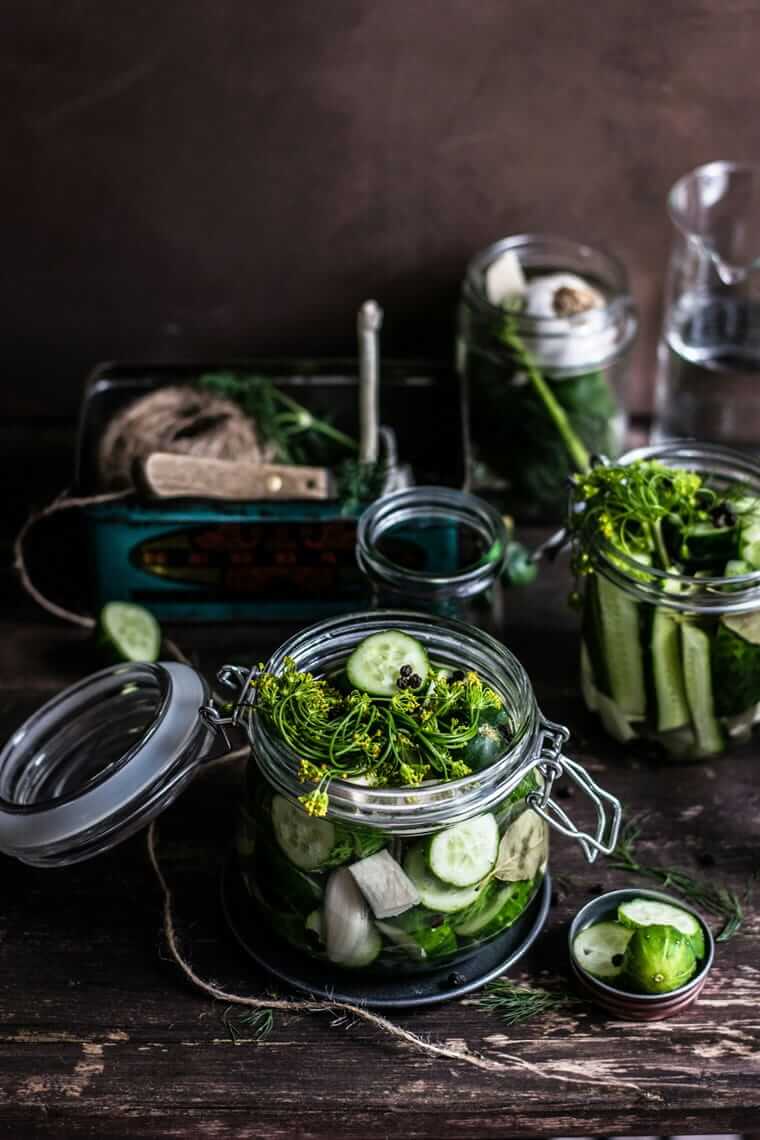 Gurken mit Dill und Gewürzen in Einmachgläsern – Einlegen als Alternative zum Einfrieren bei wasserreichem Sommergemüse.
