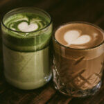 Koffein / Matcha-Latte und Kaffee-Latte im Vergleich – zwei koffeinhaltige Getränke nebeneinander