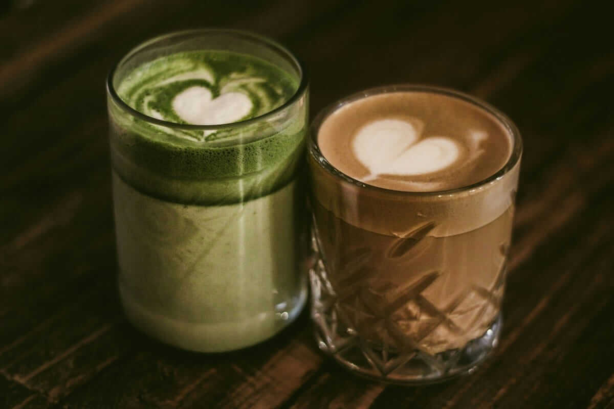 Koffeinhaltige Getränke im Vergleich: Kaffee, Tee, Mate und Energy Koffein / Matcha-Latte und Kaffee-Latte im Vergleich – zwei koffeinhaltige Getränke nebeneinander