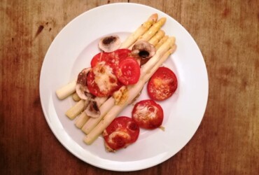 Köstlich! Überbackener Spargel mit Champignons, Tomaten und Mozzarella
